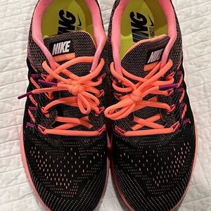 Nike Zoom Vomero 10- Women shoes. Colors are black, neon pink w/ a some purple.